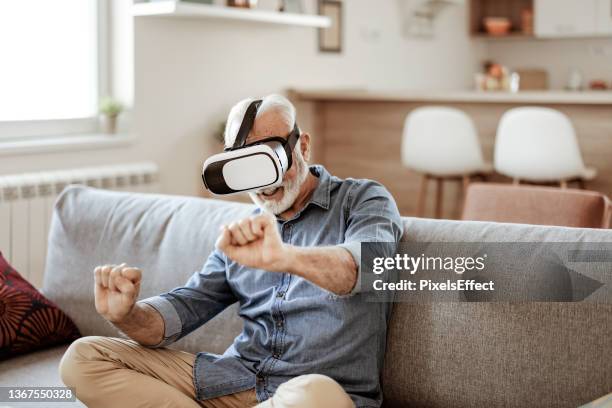 senior man with vr headset - top prospects game stockfoto's en -beelden