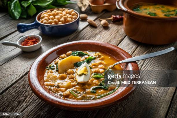 potaje de garbanzos, chickpea stew spanish recipe vegetarian with spinach - soup on spoon imagens e fotografias de stock