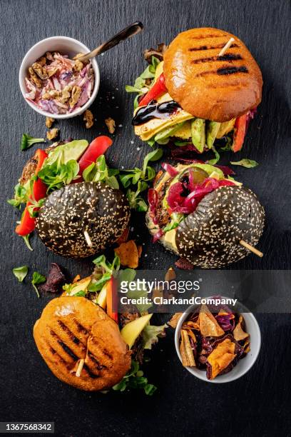 vegane burger - burger overhead stock-fotos und bilder