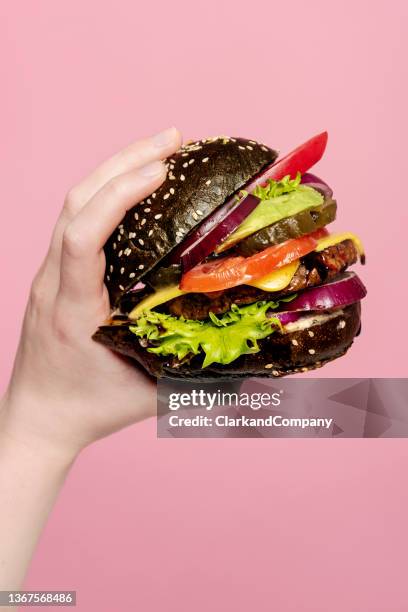 vegan burger - food on coloured background stock pictures, royalty-free photos & images