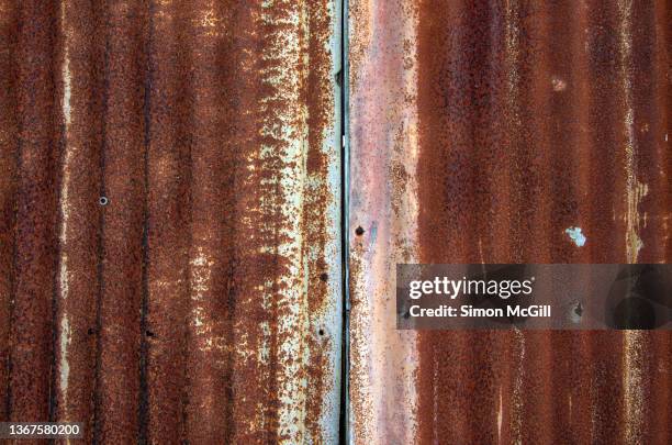 rusty corrugated iron on an old farm shed - 波形鉄板 ストックフォトと画像