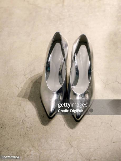 silver shoes - gray shoe stock-fotos und bilder