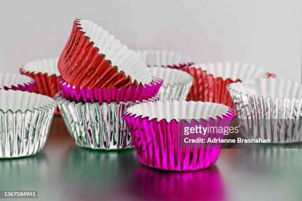 foil cupcake wrappers - forma de queque imagens e fotografias de stock