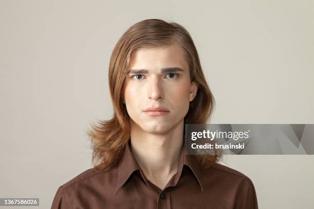 studio-nahaufnahme einer nicht-binären person - männer portrait gesicht close up stock-fotos und bilder