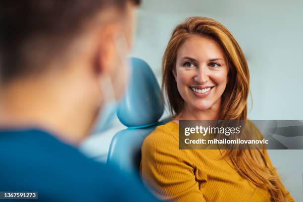 all smiles after a good checkup - tandarts stockfoto's en -beelden