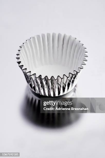 silver foil cupcake wrapper - formine foto e immagini stock