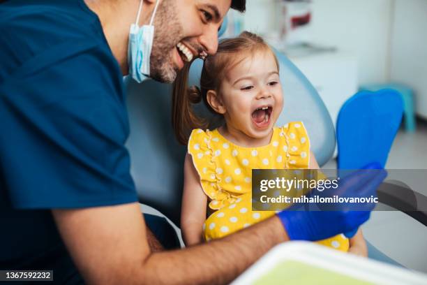 sentirsi a proprio agio dal dentista fin dalla giovane età - dentista bambini foto e immagini stock