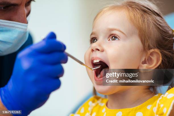 she loves visiting her dentist - dental caries stockfoto's en -beelden