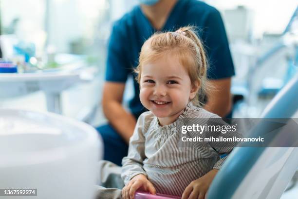 non spaventato nemmeno per un secondo - dentista bambini foto e immagini stock