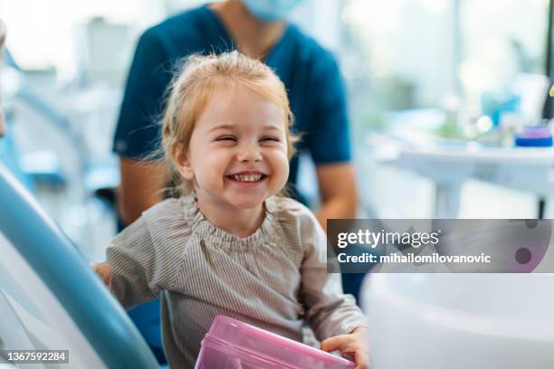 loving her dentist so much - child hospital 個照片及圖片檔