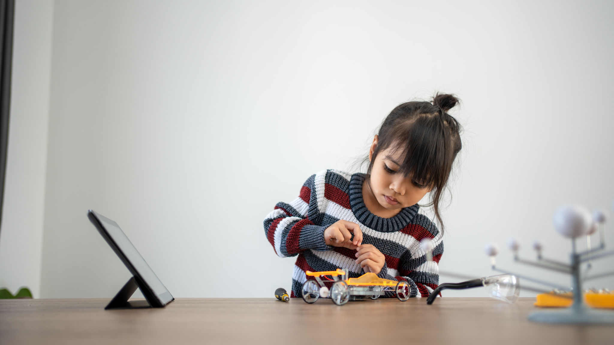 child learning science