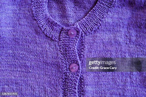 purple knit sweater detail - mercerie photos et images de collection