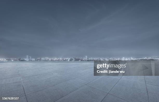 low angle shooting, opening city squares and buildings at night - largo descrição geral - fotografias e filmes do acervo