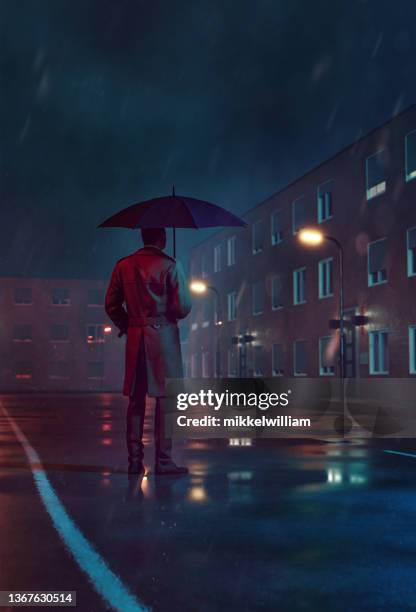 l’homme mystère se tient seul sous la pluie avec un parapluie et regarde une maison - détective photos et images de collection