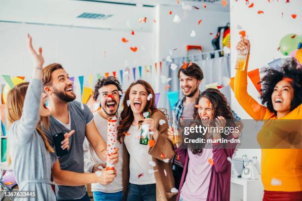 birthday party in the office - feest stockfoto's en -beelden