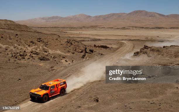 Robbie Gordon of the USA drives his Hummer on stage ten of the 2012 Dakar Rally from Iquique to Arica on January 11, 2012 in Arica, Peru.