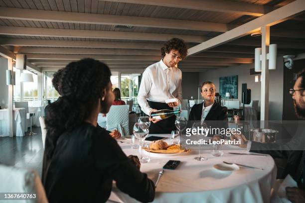 geschäftskollegen beim essen in einem luxusrestaurant - business dinner meeting stock-fotos und bilder