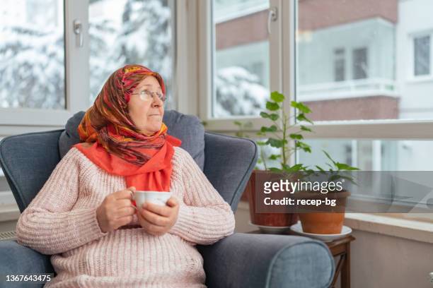 portrait of muslim woman relaxing at home - vestimenta religiosa imagens e fotografias de stock