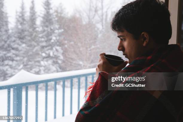 jovem acordando para a forte queda de neve - stay home - fotografias e filmes do acervo