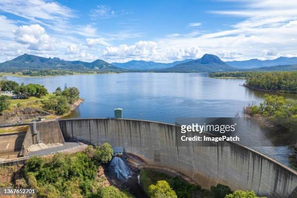 australian recreation and camping lake with concrete arch dam in foreground - energía hidroeléctrica fotografías e imágenes de stock
