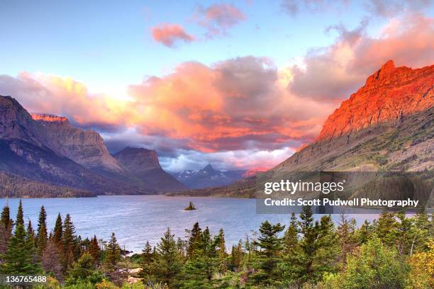 wild goose iisland sunrise - glacier national park foto e immagini stock