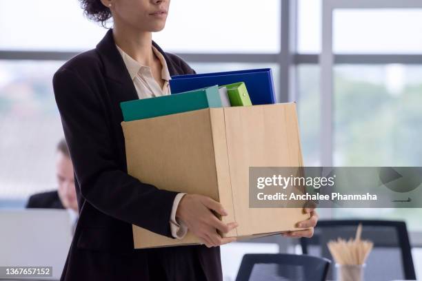 business concept : an unemployed with her cardboard box walking out of the office - demissão - fotografias e filmes do acervo