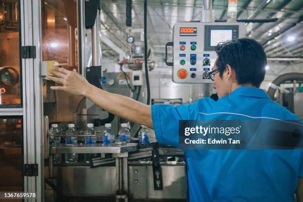 Labeling Operator Labelling Factory Photos and Premium High Res Pictures - Getty Images
