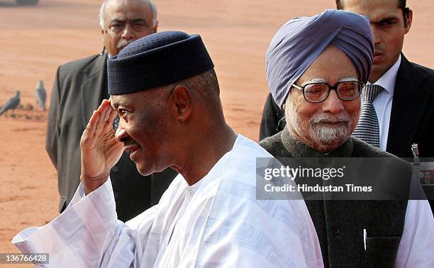 President of Mali, Amadou Toumani Toure, with the Indian Prime Minister Manmohan Singh during his ceremonial reception at the Presidential Palace on...