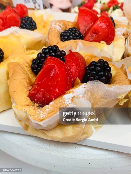 vanilla clafoutis with mixed berries on sale in bakery - brick photos et images de collection