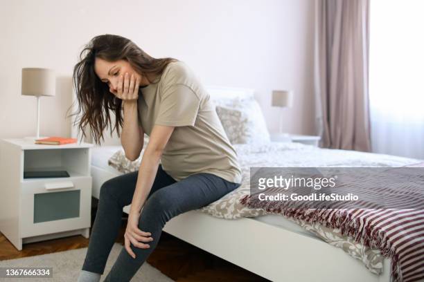 pregnant woman having morning sickness - morning sickness 個照片及圖片檔