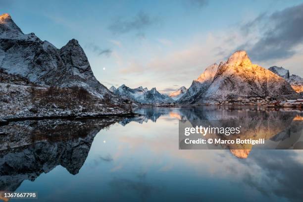 reine bay, lofoten islands, norway - idyllic lake foto e immagini stock