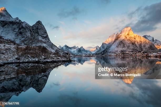 reine bay, lofoten islands, norway - beauty in nature sea stock pictures, royalty-free photos & images