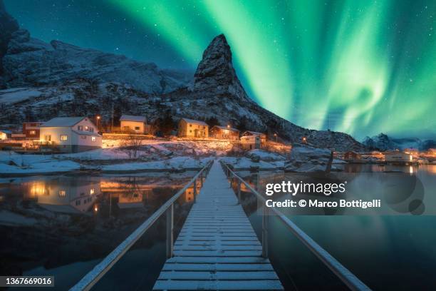 aurora borealis over reine, lofoten islands, norway - norwegen stock-fotos und bilder