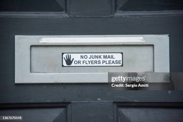 “no junk mail or flyers please” sign - ranura de buzón fotografías e imágenes de stock