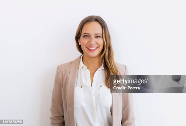 ritratto di felice giovane donna in carriera - woman white background foto e immagini stock