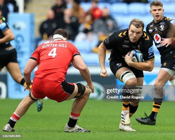 Joe Launchbury of Wasps takes on Callum Hunter-Hill during the Gallagher Premiership Rugby match between Wasps and Saracens at The Coventry Building...