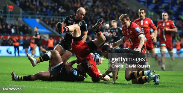 Paolo Odogwu and Marcus Watson of Wasps combine to put in a try saving tackle on Aled Davies during the Gallagher Premiership Rugby match between...