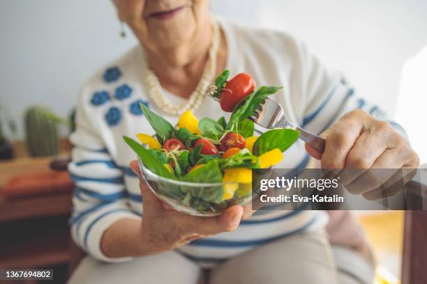 donna anziana a casa - longevità foto e immagini stock