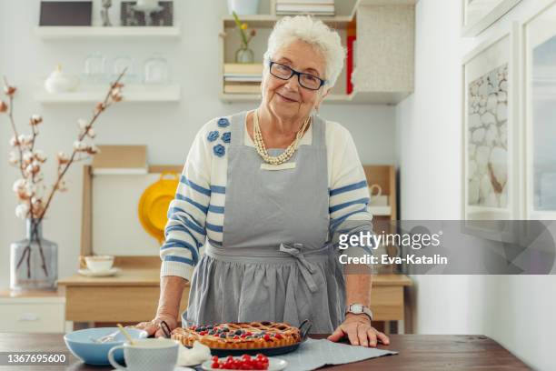 donna anziana a casa - donne anziane foto e immagini stock