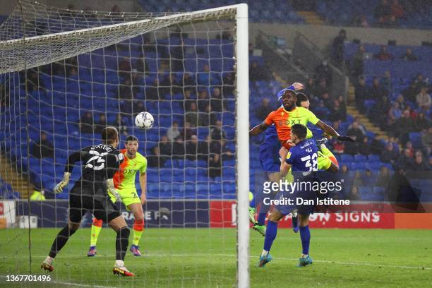 Keinan Davis of Nottingham Forest scores their side's first goal past Alex Smithies of Cardiff City during the Sky Bet Championship match between...