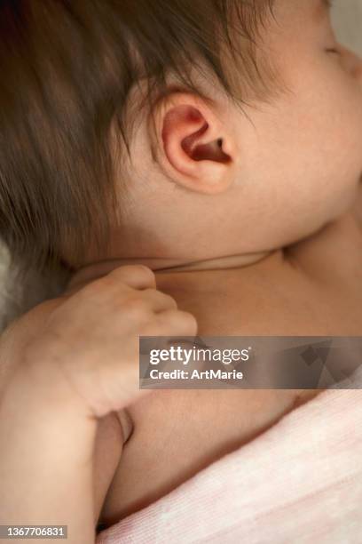 gros plan d’une petite fille nouveau-née dans son berceau - baby close up bed photos et images de collection