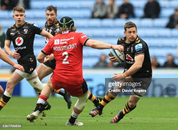 Jimmy Gopperth of Wasps takes on Tom Woolstencroft during the Gallagher Premiership Rugby match between Wasps and Saracens at The Coventry Building...