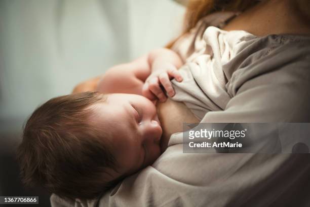 mutter stillen ihr neugeborenes baby mädchen - tranquility stock-fotos und bilder