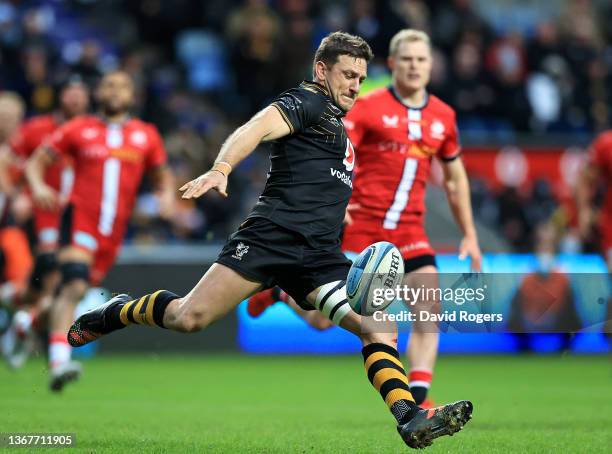 Jimmy Gopperth of Wasps clears the ball upfield during the Gallagher Premiership Rugby match between Wasps and Saracens at The Coventry Building...