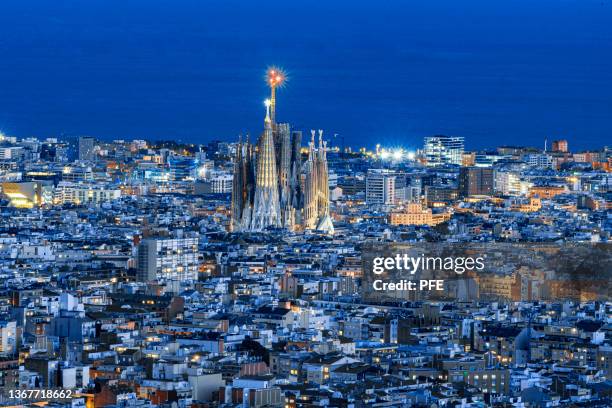 blue hour skyline in barcelona - barcelona night stockfoto's en -beelden