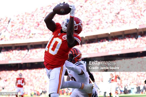 Wide receiver Tyreek Hill of the Kansas City Chiefs catches a first quarter touchdown pass in front of cornerback Chidobe Awuzie of the Cincinnati...