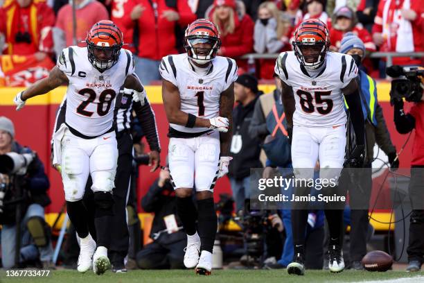 Wide receiver Ja'Marr Chase of the Cincinnati Bengals celebrates with running back Joe Mixon and wide receiver Tee Higgins after catching a third...