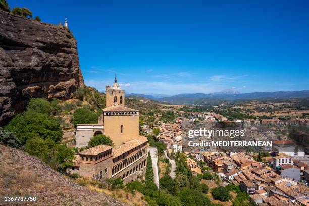 iglesia basílica de viergen de la pena siglo xvi en graus de huesca aragón de españa en ribagorza - provincia de huesca fotografías e imágenes de stock