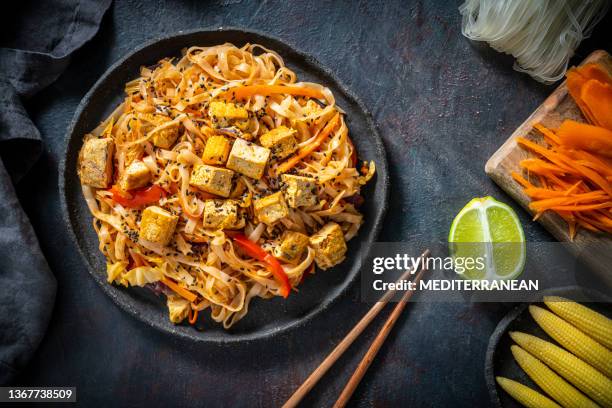 pad thai vegetarian plant based asian recipe from thailand - chinese noodles stockfoto's en -beelden