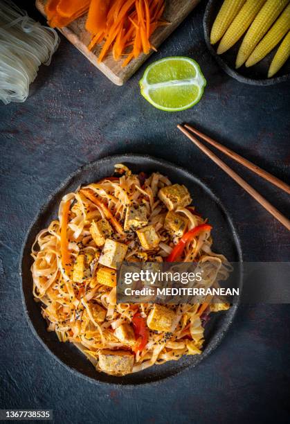 pad thai vegetarian plant based asian recipe from thailand - cuisine thai imagens e fotografias de stock